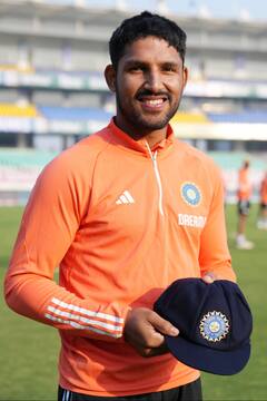 IND vs ENG: आखिरकार वो पल आ ही गया...सरफराज़ खान ने किया टेस्ट डेब्यू, इंग्लैंड के खिलाफ मिला मौका