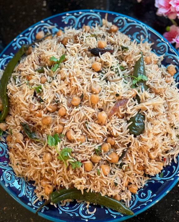 தேவையான பொருட்கள் : கொண்டக்கடலை - 1 கப் ( 250 மி.லி கப் ), அரிசி - 300 கிராம், நெய் - 2 மேசைக்கரண்டி, எண்ணெய் - 2 மேசைக்கரண்டி, பட்டை, கிராம்பு, ஏலக்காய், பிரியாணி இலை, சீரகம் - 1 தேக்கரண்டி, சோம்பு - 1 தேக்கரண்டி, வெங்காயம் - 2 மெல்லியதாக நறுக்கியது, பச்சை மிளகாய் - 5 கீறியது, இஞ்சி பூண்டு விழுது - 2 தேக்கரண்டி, தக்காளி - 4 நறுக்கியது, மஞ்சள் தூள் - 1 தேக்கரண்டி, மிளகாய் தூள் - 2 தேக்கரண்டி, தனியா தூள் - 1 தேக்கரண்டி, சென்னா மசாலா தூள் - 2 தேக்கரண்டி, புதினா இலை, கொத்தமல்லி இலை, உப்பு, தண்ணீர், சூடு தண்ணீர் - 2 கப் ( 250 மி.லி கப் ).