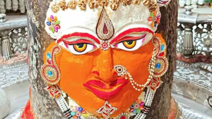 প্রতি বছর একবার ভগবান শিব শক্তি রূপে আবির্ভূত হন। ভগবানের রূপ দর্শনে সারা দেশ থেকে ভক্তরা পৌঁছেছেন উজ্জয়িনীতে। পণ্ডিত আশিস পূজারির মতে, হোলির পর্যন্ত মহাকালেশ্বর মন্দিরে বিভিন্নভাবে বসন্ত উৎসব পালন করা হবে। ছবি- এবিপি লাইভ