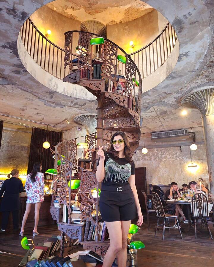 தற்போது பல மலையாள திரைப்படங்களில் கமிட்டாகி பிஸியாக நடித்து வருகிறார்.