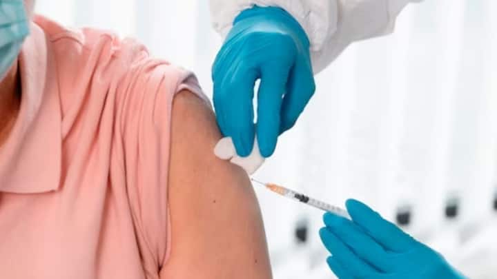 তবে রাশিয়া একা নয়, পৃথিবীর অন্য একাধিক দেশও ক্যান্সারের প্রতিষেধক এবং ওষুধ তৈরির চেষ্টা চালাচ্ছে। গত বছর ব্রিটেন জানায়, জার্মানির BioNTech সংস্থার সঙ্গে চুক্তি হয়েছে তাদের। এর আওতায় ক্যান্সারে আক্রান্ত ব্যক্তিবিশেষের উপর ক্লিনিক্যাল ট্রায়াল চালানো হবে। ২০২৩ সাল পর্যন্ত ১০ হাজার রোগীর উপর এই পরীক্ষামূলক প্রয়োগ চলবে বলে জানানো হয়। ছবি: ফ্রিপিক।