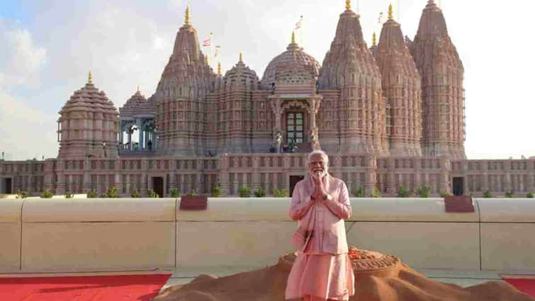 गुलाबी रंग का रेशमी कुर्ता, जैकेट और पटका, जब अबू धाबी के मंदिर पहुंचे पीएम मोदी, देखें तस्वीरे