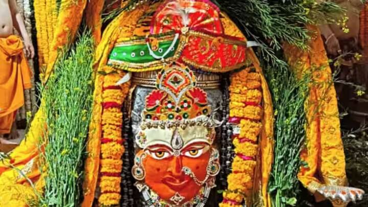 আশিস পূজারি জানান, মহাকালেশ্বর মন্দিরে উৎসাহ-উদ্দীপনার সঙ্গে বসন্ত উৎসব পালিত হয়। বসন্ত পঞ্চমী উপলক্ষে ভগবান মহাকাল ভস্ম আরতির সময় মাতা সরস্বতী রূপে ভক্তদের কাছে আবির্ভূত হন। ছবি- এবিপি লাইভ
