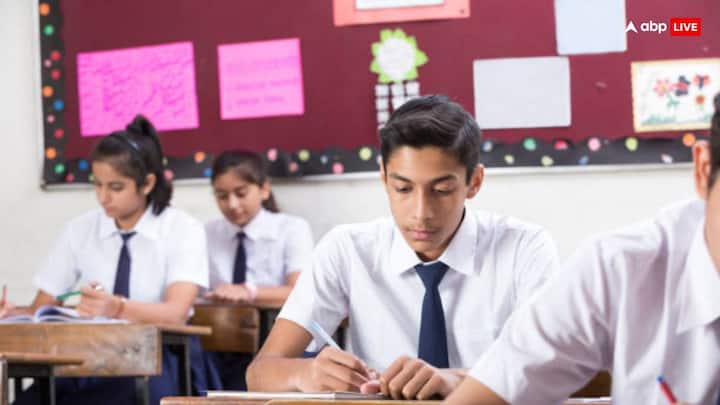 बच्चे का स्टडी टेबल हमेशा पूर्व या पश्चिम दिशा में रखें. दिशा का हमारे जीवन में बेहद महत्व है. लेकिन इसका मतलब ये नहीं कि पढ़ाई में कोई कमी रखें. इन छोटे छोटे बदलावों के साथ पढ़ाई को हमेशा सर्वोपरि रखें.