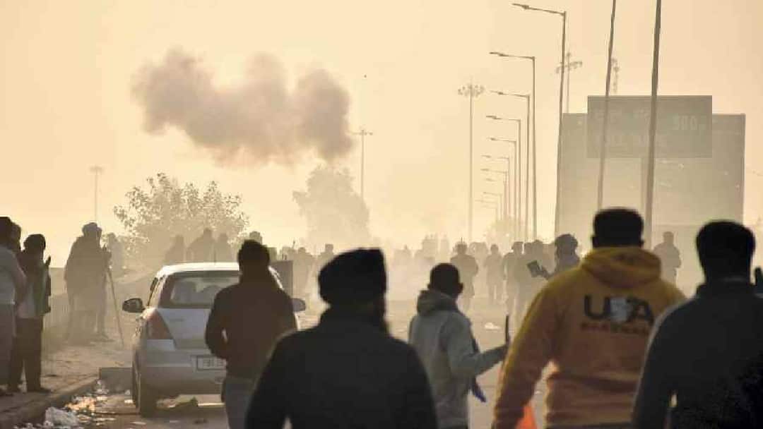 Farmer Protest: 3வது நாளாக தொடரும் விவசாயிகள் போராட்டம்.. மத்திய அரசுடன் இன்று மீண்டும் பேச்சுவார்த்தை.. protest is being held to fulfill the demands of the farmers, the talks will be held again at 5 pm today with centre Farmer Protest: 3வது நாளாக தொடரும் விவசாயிகள் போராட்டம்.. மத்திய அரசுடன் இன்று மீண்டும் பேச்சுவார்த்தை..