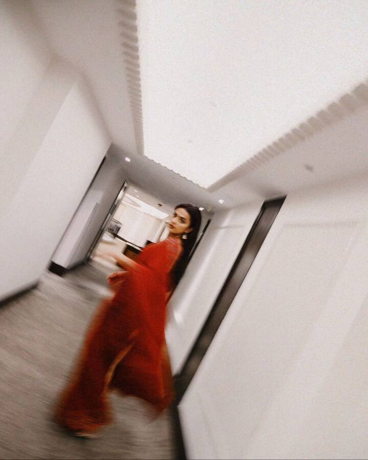 2015లో రిలీజైన మ‌ల‌యాళం మూవీ కోహినూర్‌తో నటిగా కెరీర్ ప్రారంభించింది శ్ర‌ద్ధా శ్రీనాథ్