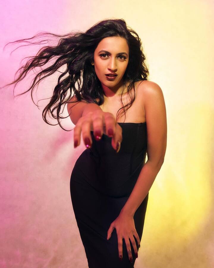 ఈ భామ తాజాగా బ్లాక్​ అవుట్ ఫిట్​లో బ్యూటీఫుల్ ఫోటోషూట్ చేసింది. స్ట్రాప్​లెస్​ బ్లాక్​ టాప్​లో ఈ భామ చాలా అందంగా కనిపించింది.(Images Source : Instagram/niharikakonidela)