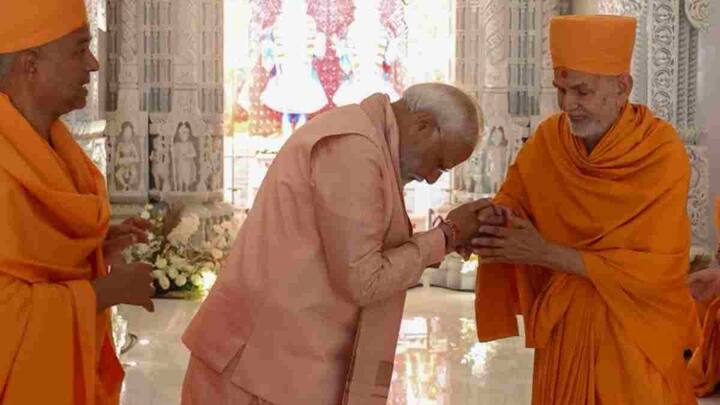 संबोधन से पहले पीएम मोदी ने हल्का गुलाबी रंग का रेशमी कुर्ता पजामा और पटका पहनकर मंदिर के उद्घाटन समारोह की पूजा विधि में भाग लिया औ आध्यात्मिक गुरु महंत स्वामी महाराज के पैर छुए और उनका आशीर्वाद लिया.