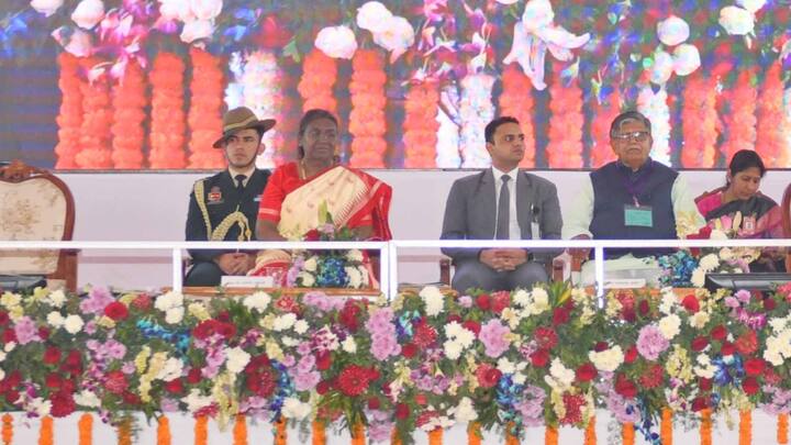 राष्ट्रपति मुर्मू ने केंद्र की लखपति दीदी योजना के बारे ने कहा कि अब लक्ष्य तीन करोड़ कर दिया है. राष्ट्रपति द्रोपदी मुर्मू ने कहा कि  आदिवासी समाज एक ऐसा वर्ग है, जो पिछड़ा है. उनके विकास के लिए प्रधानमंत्री योजनाएं शुरू की हैं, ताकि कोई पीछे ना छूटे. सबका साथ, सबका विकास, सबका प्रयास से वो आगें बढ़ रहे हैं.