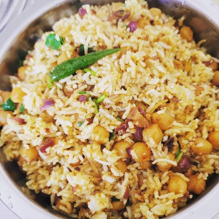 பிறகு இஞ்சி பூண்டு விழுது சேர்த்து கலந்து, பின்பு நறுக்கிய தக்காளி சேர்த்து வதக்கவும். அடுத்து உப்பு, மிளகாய் தூள், தனியா தூள், சென்னா மசாலா தூள் சேர்த்து கலந்துவிடவும்.