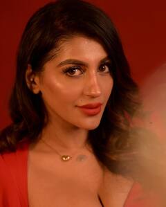 Yashika Aannand Photos :  சிவப்பு உடையில் ரோஜாவாய் பூத்து நிற்கும் நடிகை யாஷிகா ஆனந்த்!