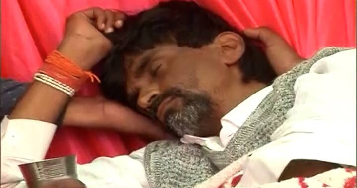 जरांगे पाटलांच्या उपोषणाचा सहावा दिवस असल्याने त्यांना खूप अशक्तपणा आला आहे.(PHOTO CREDIT:ABP MAJHA / REPOTER)