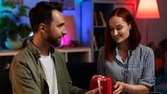 पति-पत्नी भूलकर भी ना दे ये गिफ्ट्स, कुछ ही दिनों में रिश्ते में आ जाएगी दरार