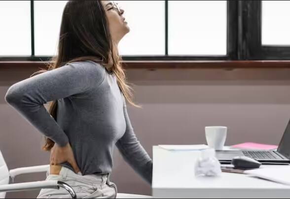 ਇਨ੍ਹਾਂ ਵਿੱਚੋਂ ਕੁਝ ਦਰਦ ਆਸਾਨੀ ਨਾਲ ਠੀਕ ਹੋ ਸਕਦੇ ਹਨ ਪਰ ਕੁਝ ਮੈਨੂੰ ਲੰਬੇ ਸਮੇਂ ਲਈ ਪਰੇਸ਼ਾਨ ਕਰਦਾ ਹੈ. ਪਰ ਅੱਜ ਅਸੀਂ ਤੁਹਾਨੂੰ ਇਸ ਲੇਖ ਰਾਹੀਂ ਪਿੱਠ ਦੇ ਦਰਦ ਦਾ ਮਤਲਬ ਦੱਸਾਂਗੇ। ਪਿੱਠ ਦਰਦ ਇੱਕ ਆਮ ਸਮੱਸਿਆ ਹੈ ਜੋ ਜ਼ਿਆਦਾਤਰ ਲੋਕਾਂ ਨੂੰ ਪ੍ਰੇਸ਼ਾਨ ਕਰਦੀ ਹੈ।