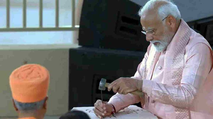 पीएम मोदी ने BAPS हिंदू मंदिर के निर्माण में योगदान देने वाले विभिन्न संप्रदायों के लोगों से मुलाकात की और हथौड़े और छेनी का इस्तेमाल करके मंदिर के पत्थर पर ‘‘वसुधैव कुटुंबकम’’ लिखा.