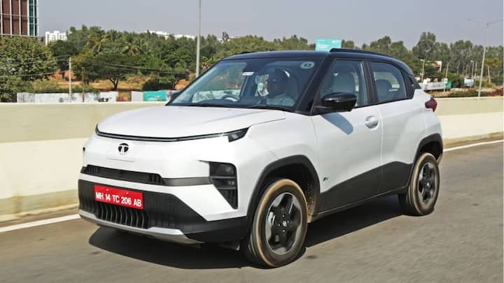এই তালিকার প্রথমেই উল্লেখ করতে হয় টাটা পাঞ্চ ইভির নাম। এর ন্যূনতম রেঞ্জ ৩১৫ কিমি এবং এউ গাড়িতে সর্বোচ্চ বেগ ১৪০ কিমি প্রতি ঘণ্টায়।  ছবি- নিজস্ব