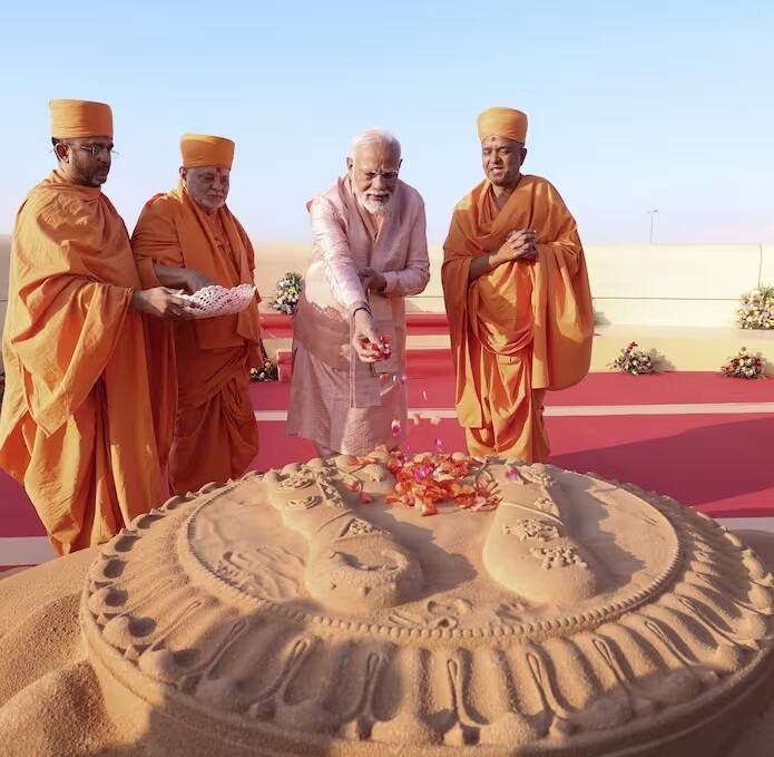 આ મંદિરના ઉદ્ઘાટન સમયે વડાપ્રધાન મોદીએ BAPS સંસ્થાના છઠ્ઠા અને વર્તમાન આધ્યાત્મિક ગુરુ પરમ આદરણીય મહંત સ્વામી મહારાજના આશીર્વાદ લીધા હતા.