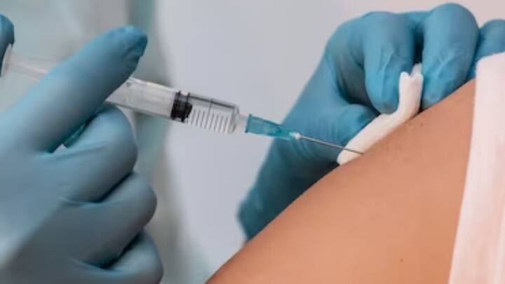 এর আগে, করোনা কালে রাশিয়া নিজস্ব স্পুটনিক ভি টিকা তৈরি করেছিল। মানুষকে আশ্বস্ত করতে সেই টিকা নিজে গ্রহণ করেছিলেন পুতিন। ছবি: ফ্রিপিক।