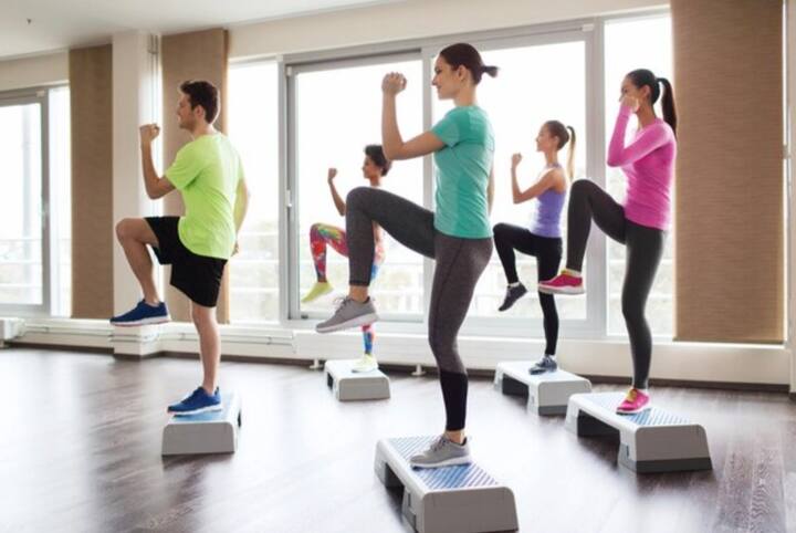 बहुत से रिसर्च बताते हैं कि वॉक करने लेकर साइकिल चलाने तक कई तरह की एरोबिक्स एक्सरसाइज लोगों को बेहतर महसूस करने में मदद करती हैं और ये डिप्रेशन के लक्षणों से भी छुटकारा दिला सकती हैं.