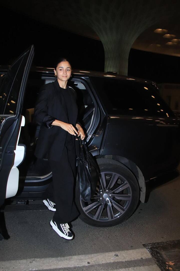 वर्कफ्रंट की बात करें तो आलिया को आखिरी बार फिल्म ‘रॉकी और रानी की प्रेम कहानी’ में देखा गया था.