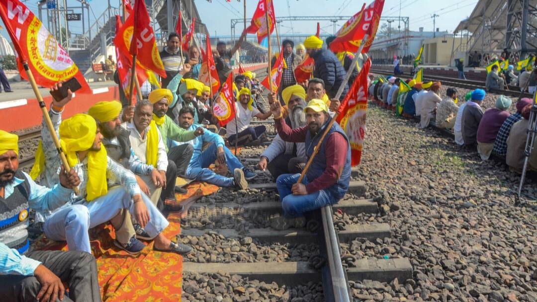 Farmers Protest: अंबाला के शंभू बॉर्डर पर चौथे दिन भी डटे किसान, पंजाब में रोकी ट्रेन, आज हरियाणा के टोल प्लाजा करेंगे फ्री Farmers Delhi Chalo Protest Farmers stand firm at Ambala Shambhu border for fourth day trains stopped in Punjab toll plazas free in Haryana today Farmers Protest: अंबाला के शंभू बॉर्डर पर चौथे दिन भी डटे किसान, पंजाब में रोकी ट्रेन, आज हरियाणा के टोल प्लाजा करेंगे फ्री