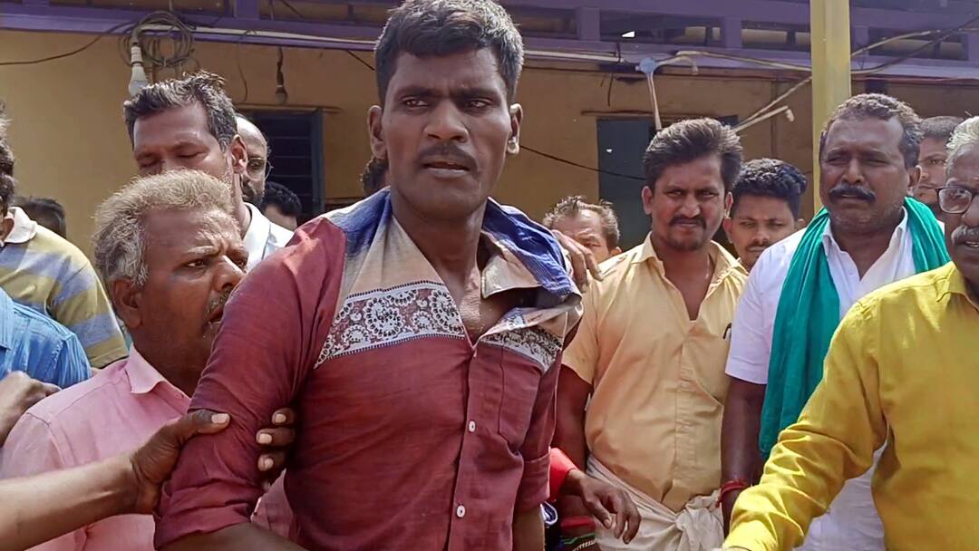 Dindigul crime People chased and thrashed the youth who snatched the cell phone from the old man who was traveling in the bus - TNN பேருந்தில் முதியவரிடம் செல்போனை பறித்த வாலிபர்; துரத்திப்பிடித்து தர்ம அடி கொடுத்த மக்கள்