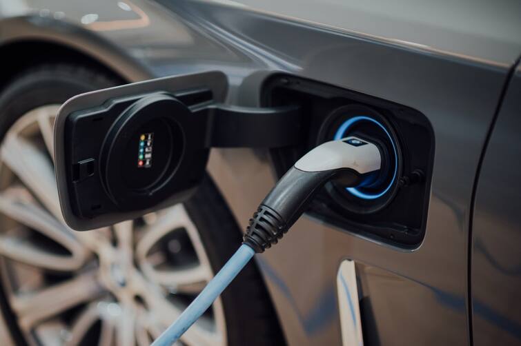 auto news hyundai expands ultra fast charging network to 11 stations across india check more details marathi news EV कारच्या चार्जिंगची चिंताच मिटली! 21 मिनिटांत 80 टक्के चार्ज; Hyundai चे या 11 शहरांत Ultra-Fast EV चार्जिंग स्टेशन्स