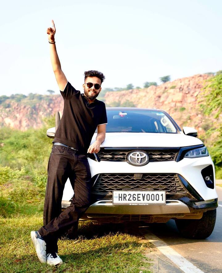 इतना ही नहीं एल्विश ने हाल ही में गुरुग्राम में अपना एक चार मंजिला आलीशान घर बनवाया है. जिसकी कीमत 12 करोड़ से भी ज्यादा है.