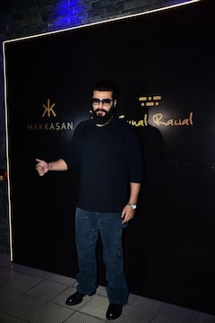 Pics: फैमिली के साथ रेस्टोरेंट में डिनर करने पहुंचे अर्जुन कपूर...बॉयफ्रेंड के साथ दिखीं अंशुला, तो ब्लैक आउटफिट में सोनम कपूर ने ढाया कहर