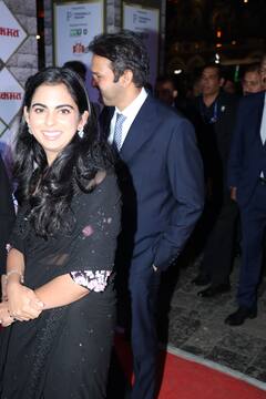 अवॉर्ड फंक्शन में पति आनंद पीरामल संग ब्लैक साड़ी में पहुंचीं थीं Isha Ambani, कपल के स्वैग के आगे बॉलीवुड स्टार्स भी हुए फेल