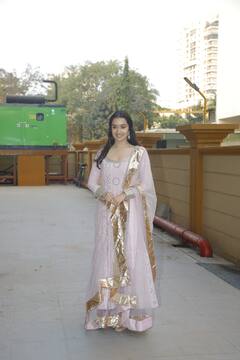 मां और मौसी पद्मिनी कोल्हापुरे के साथ ट्रेडिशनल लुक में स्पॉट हुईं श्रद्धा कपूर, एकसाथ पैपराजी को दिए फैमिली पोज