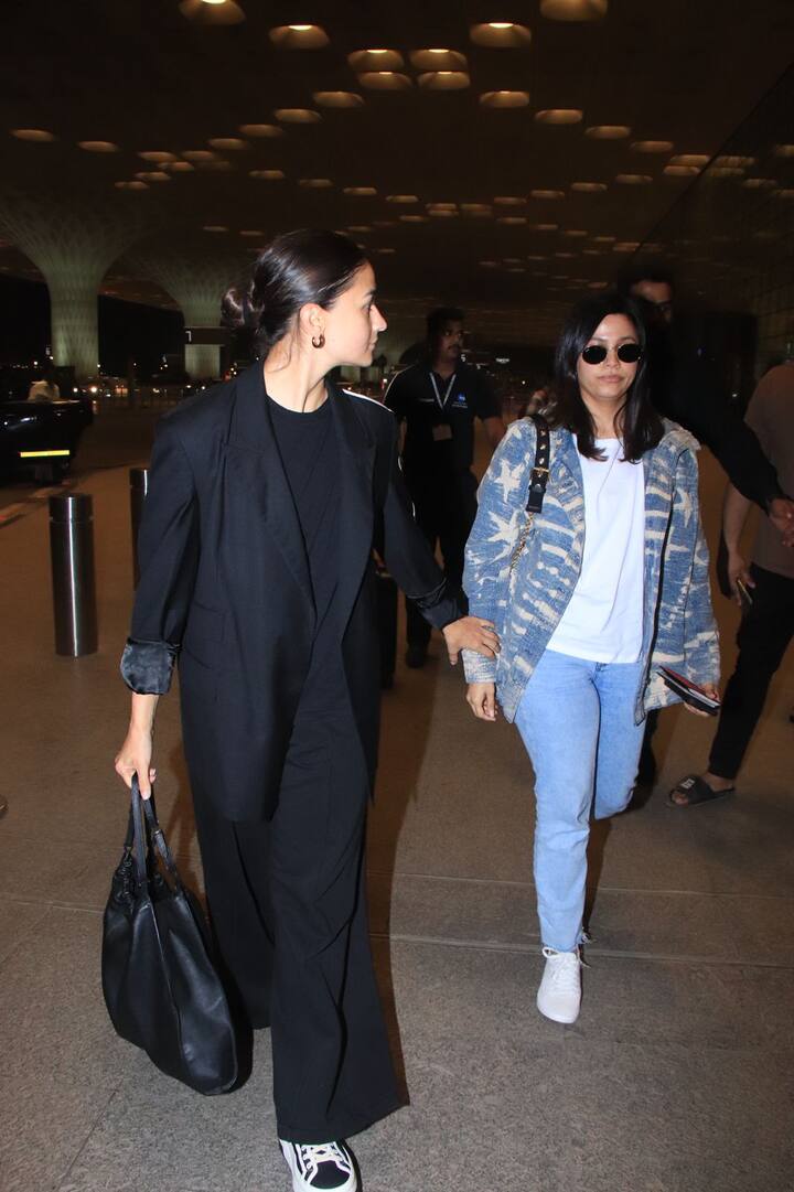 एयरपोर्ट से सामने आई इन तस्वीरों में से एक में आलिया अपनी बहन का हाथ थामते हुए उन्हें प्यार से संभालती दिखी.