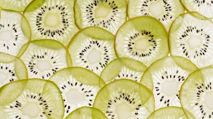 કિવીના છોડની વૃદ્ધિ માટે પણ સૂર્યપ્રકાશની જરૂર પડે છે, તેને દિવસમાં ઓછામાં ઓછા 5 થી 6 કલાક સૂર્યપ્રકાશમાં મળે તેવી જગ્યા પર રાખો..