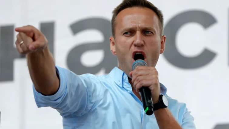 Vladimir Putin Critic Russian Opposition Leader Alexei Navalny Dies in Prison AFP News Agency Alexei Navalny : रशियात विरोधकांना संपवण्याचा एककलमी कार्यक्रम सुरुच; पुतीन विरोधी आणखी एका नेत्याचा जेलमध्ये मृत्यू