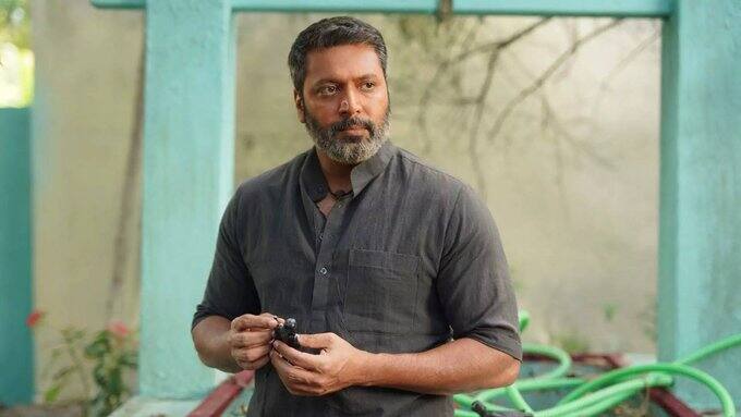 அறிமுக இயக்குநர் அந்தோணி பாக்யராஜ் இயக்கத்தில் ஜெயம் ரவி,கீர்த்தி சுரேஷ், யோகிபாபு, அனுபமா பரமேஸ்வரன், சமுத்திரகனி உள்ளிட்டோர் நடிப்பில் வெளியாகி உள்ள திரைப்படம் சைரன்.