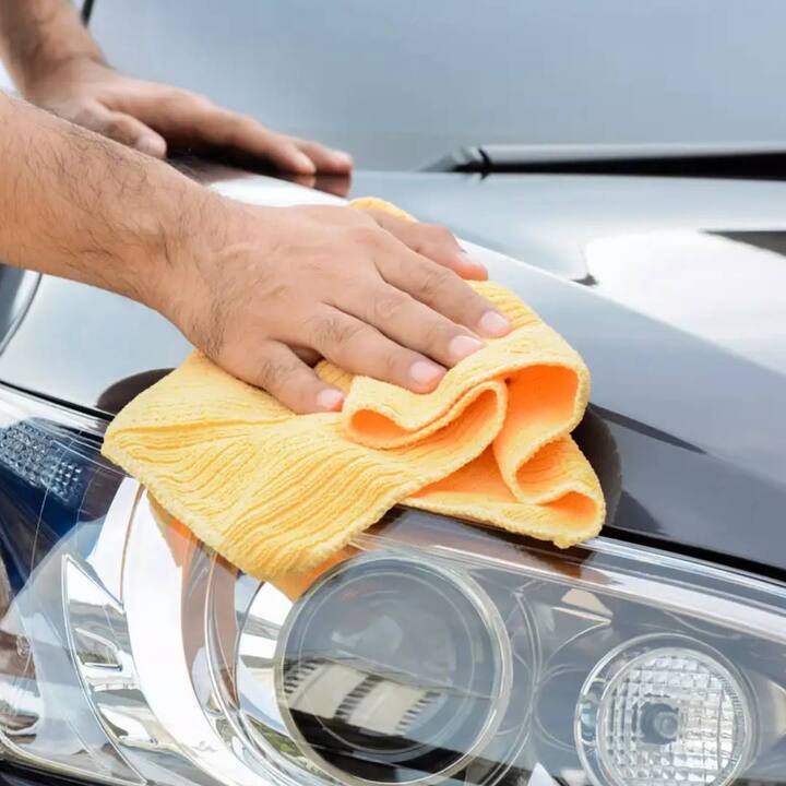 Car Cleaning Tips-ਅੱਜ ਕੱਲ੍ਹ ਘਰ ਵਿੱਚ ਕਾਰ ਰੱਖਣਾ ਇੱਕ ਆਮ ਰੁਝਾਨ ਬਣ ਗਿਆ ਹੈ। ਇਸ ਦੇ ਨਾਲ ਹੀ ਕੁਝ ਲੋਕ ਆਪਣੀ ਕਾਰ ਨਾਲ ਬਹੁਤ ਜੁੜੇ ਹੋਏ ਹਨ। ਅਜਿਹੇ 'ਚ ਜ਼ਿਆਦਾਤਰ ਲੋਕ ਕਾਰ ਨੂੰ ਸਾਫ ਅਤੇ ਚਮਕਦਾਰ ਰੱਖਣਾ ਪਸੰਦ ਕਰਦੇ ਹਨ