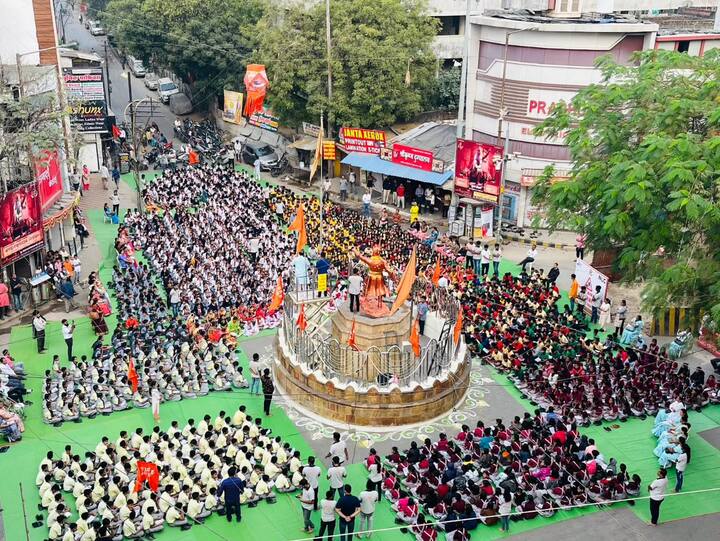 छत्रपती श्री शिवाजी महाराज यांच्या जयंती निमित्य नागपूरातील महाल येथील शिवतीर्थ परीसारत हजारो विद्यार्थ्यांच्या उपस्थितीत सामूहिक शिवस्तुती पठण कार्यक्रम संपन्न झाला.