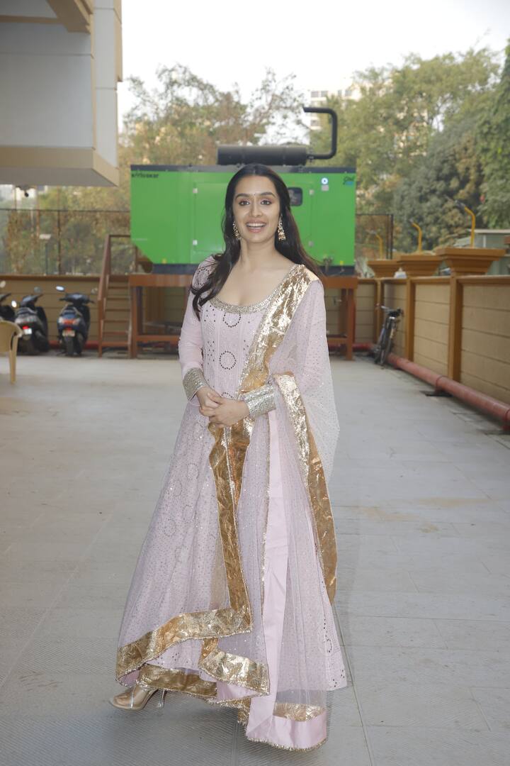 She completed her look with a pair of earrings and kept her hair half tied.