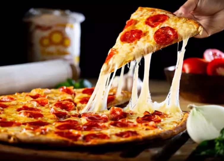 Lost 6 kg weight in 1 month after eating pizza, ate this thing with it, claims the trainer Weight Loss Journey: પિત્ઝા ખાઇને 1 મહિનામાં 6 કિલો વજન ઉતાર્યું, યૂકેના ટ્રેનરે શેર કરી વેઇટ લોસ જર્નિ