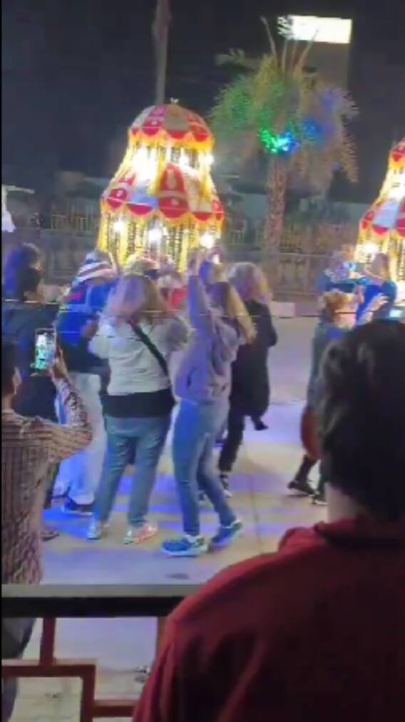 भोजपुरी धुन पर जमकर थिरकीं विदेशी महिलाएं, यहां देखें वीडियो