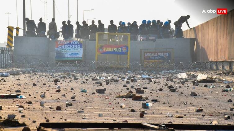 Farmers Delhi Chalo Protest Haryana Police share series of video clips showing farmers pelting stones provoking security personnel Farmers Protest: पुलिस का दावा- किसान कर रहे पथराव, सुरक्षाकर्मियों को उकसाने की भी हो रही कोशिश, शेयर किए वीडियो