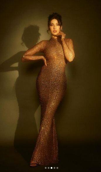 ਇਨ੍ਹਾਂ ਤਸਵੀਰਾਂ 'ਚ ਨੋਰਾ ਫਤੇਹੀ ਇੱਕ ਤੋਂ ਵਧ ਕੇ ਇੱਕ ਹੌਟ ਪੋਜ਼ ਦਿੰਦੀ ਨਜ਼ਰ ਆ ਰਹੀ ਹੈ ਅਤੇ ਉਸ ਦਾ ਅੰਦਾਜ਼ ਵੀ ਬੇਮਿਸਾਲ ਹੈ।