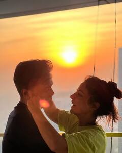 Hina Khan-Rocky Jaiswal Pics: बॉयफ्रेंड रॉकी के साथ कोजी हुईं हिना खान, सनसेट के सामने कपल ने दिए रोमांटिक पोज