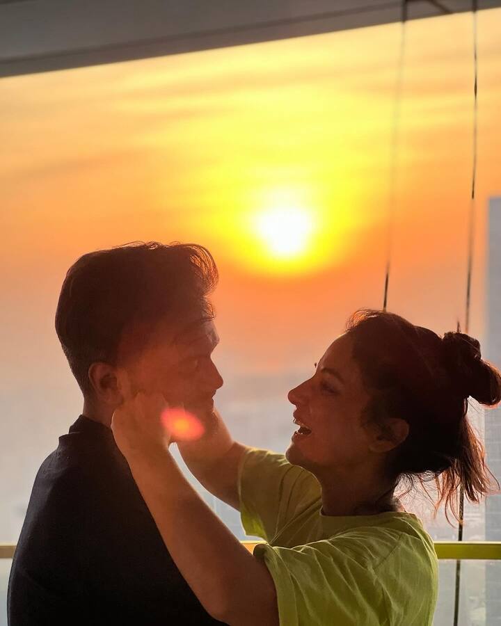 हिना खान ने रॉकी के साथ ये रोमांटिक तस्वीरें अपने इंस्टाग्राम अकाउंट पर शेयर की हैं. जिसमें कपल एक-दूसरे की बाहों में दिखा.