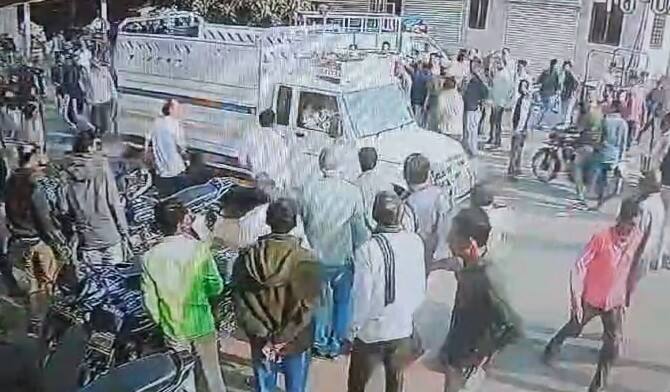 An attempt to run a car over a businessman in Jetpur Market Yard Rajkot: જેતપુર યાર્ડમાં વેપારીને માર મારી બોલેરો કારથી કચડવાનો પ્રયાસ