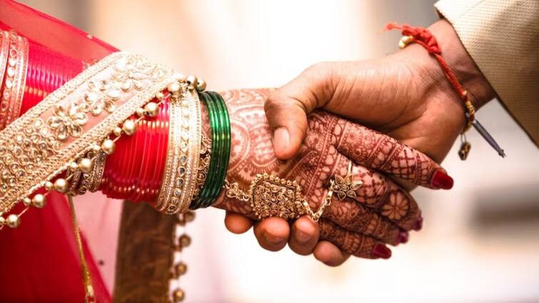 Online marriage registration begins in Karnataka on a pilot basis to be extended across State soon Karnataka Marriage: காதலர்களுக்கு அடிச்ச ஜாக்பாட்! ஆன்லைனிலேயே திருமணத்தை பதிவு செய்து கொள்ளலாம் - ஆனா ஒரு கண்டிசன்!