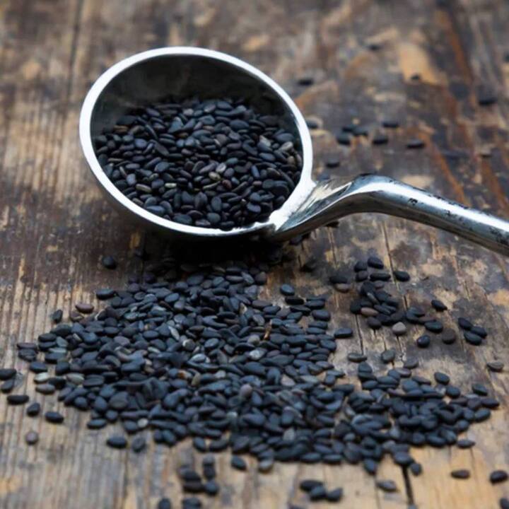 ਸਿਹਤ ਮਾਹਿਰਾਂ ਦਾ ਕਹਿਣਾ ਹੈ ਕਿ ਸ਼ੂਗਰ ਸਾਡੇ ਸਰੀਰ ਨੂੰ ਅੰਦਰੋਂ ਖੋਖਲਾ ਕਰ ਦਿੰਦੀ ਹੈ। ਇਸ ਕਾਰਨ ਹਾਈ ਬਲੱਡ ਪ੍ਰੈਸ਼ਰ ਅਤੇ ਵਾਲ ਝੜਨ ਸਮੇਤ ਕਈ ਸਮੱਸਿਆਵਾਂ ਹੋ ਸਕਦੀਆਂ ਹਨ। ਪਰ ਕੀ ਤੁਸੀਂ ਜਾਣਦੇ ਹੋ ਕਿ ਕਾਲੇ ਤਿਲ ਨਾਲ ਵੀ ਸ਼ੂਗਰ ਨੂੰ ਕੰਟਰੋਲ ਕੀਤਾ ਜਾ ਸਕਦਾ ਹੈ।