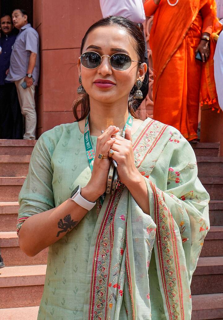 Lok sabha Election 2024: आगामी लोकसभा चुनाव से पहले तृणमूल कांग्रेस (TMC) नेता मिमी चक्रवर्ती ने जादवपुर निर्वाचन क्षेत्र से सांसद के रूप में इस्तीफा दे दिया. उन्होंने 2019 में चुनाव जीता था. चक्रवर्ती गुरुवार (15 फरवरी) को मुख्यमंत्री ममता बनर्जी से मिलने राज्य विधानसभा पहुंची और उन्हें अपना इस्तीफा सौंप दिया.