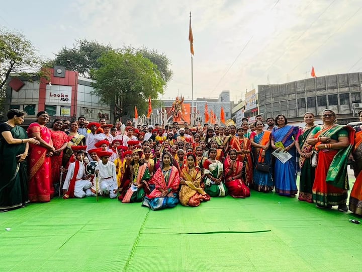 विद्यार्थ्यांनी एकसाथ केलेल्या छत्रपतींच्या जयघोषाने अवघा महाल परिसर दुमदुमून गेला होता.
