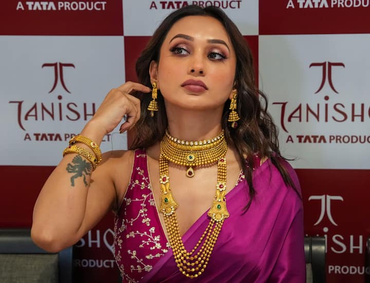 चक्रवर्ती के पास करीब 10 लाख रुपये है. इनमें से 3.26 लाख रुपये के आभूषण उन्हें विरासत में मिले हैं, जबकि उन्होंने 5.59 लाख रुपये आभूषण खुद खरीदे हैं. इसके अलावा मिमी के पास दो कारें भी हैं.